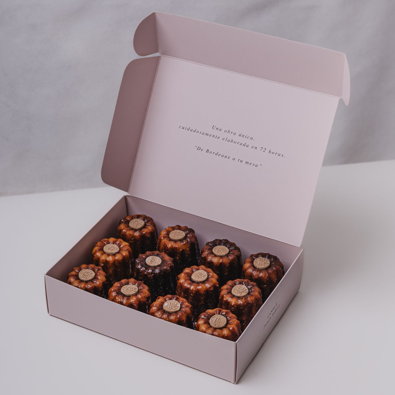 Canelés Rellenos de Chocolate Francés