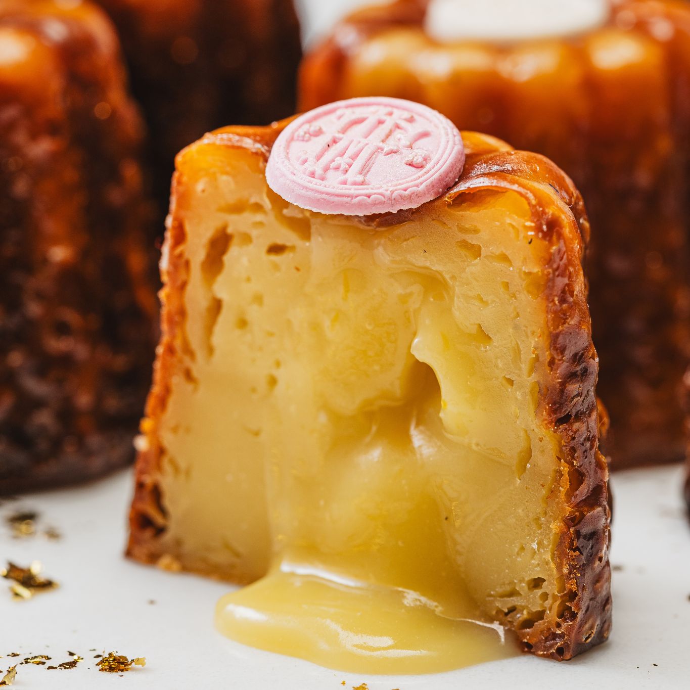 Canelés Rellenos de Lemon Curd